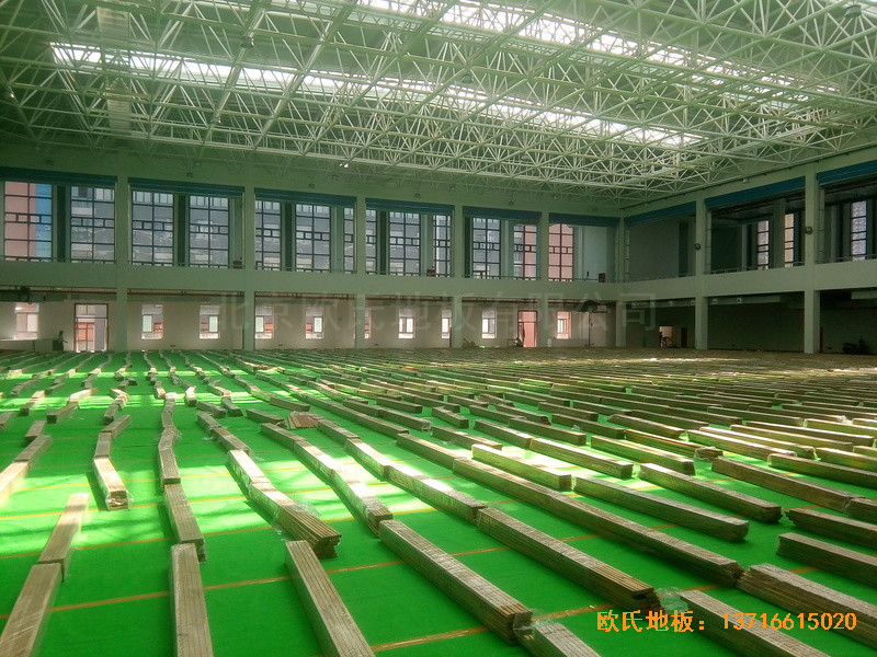 陜西安康職業(yè)技術(shù)學(xué)院籃球館運(yùn)動(dòng)地板安裝案例1