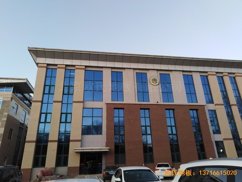 內(nèi)蒙古扎蘭屯職業(yè)學(xué)院籃球館運動木地板安裝案例0