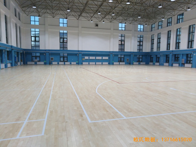 內(nèi)蒙古扎蘭屯職業(yè)學(xué)院籃球館運動木地板安裝案例1