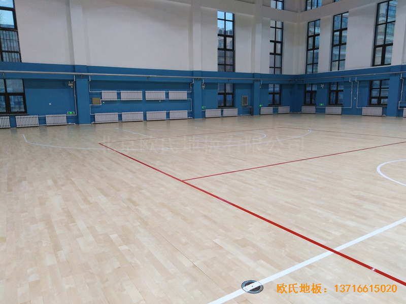 內(nèi)蒙古扎蘭屯職業(yè)學(xué)院籃球館運動木地板安裝案例2