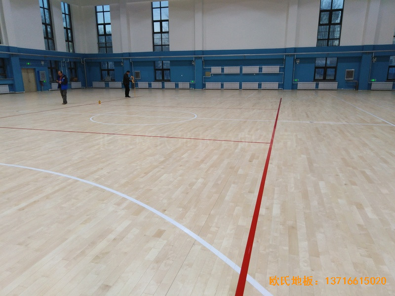 內(nèi)蒙古扎蘭屯職業(yè)學(xué)院籃球館運動木地板安裝案例3