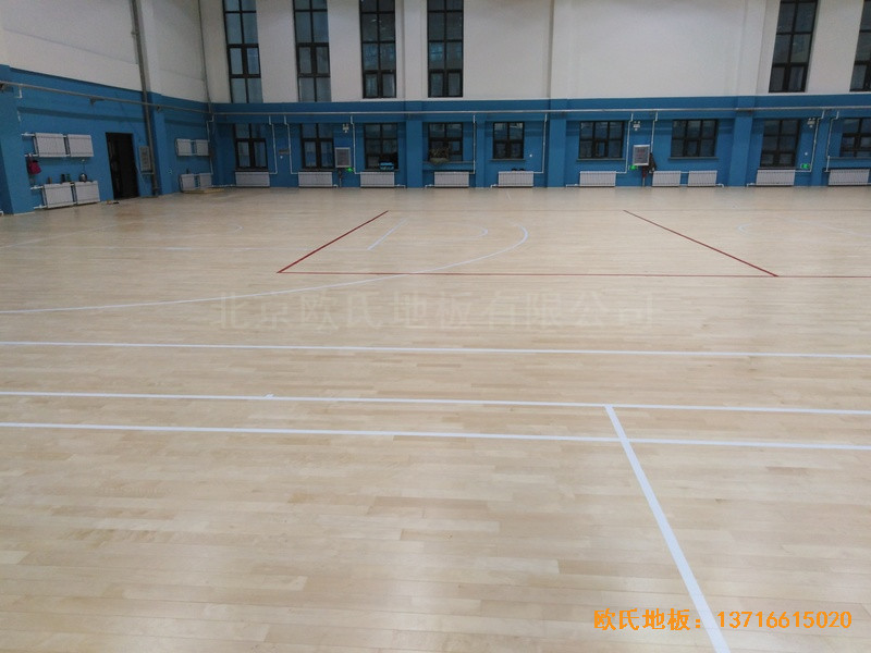 內(nèi)蒙古扎蘭屯職業(yè)學(xué)院籃球館運動木地板安裝案例4