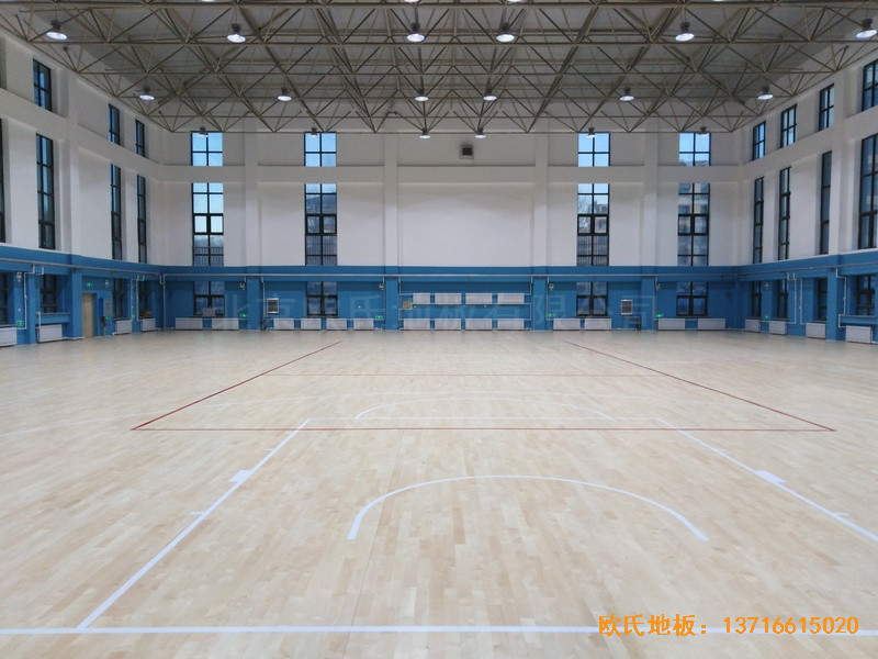 內(nèi)蒙古扎蘭屯職業(yè)學(xué)院籃球館運動木地板安裝案例5